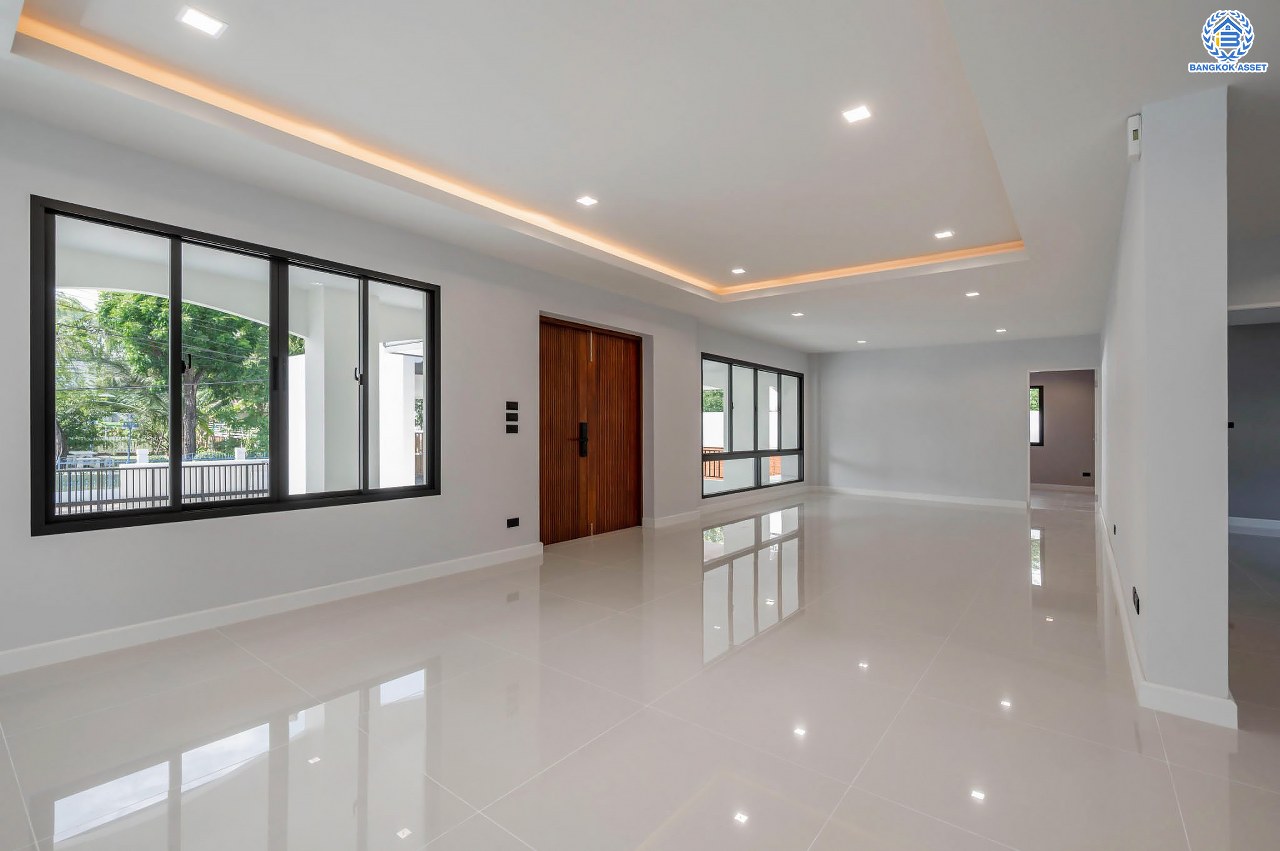 บ้านเดี่ยวฟิลคฤหาสน์มือสองตกแต่งใหม่ แบรนด์ LH ดีไซน์สุดหรูหรา โครงการ ลดาวัลย์ ปิ่นเกล้า เนื้อที่ 178.6 ตร.ว. บนพื้นที่ใช้สอยถึง 651.84 ตร.ม. ฟังก์ชันจัดเต็ม 5 ห้องนอน 7 ห้องน้ำ  1 ห้องแม่บ้าน จอดรถได้ถึง 3 คัน ทำเลศักยภาพติดถนนบรมราชชนนี เชื่อมต่อหลายเส้นทาง ใกล้มหาวิทยาลัยมหิดล และเซ็นทรัลศาลายา